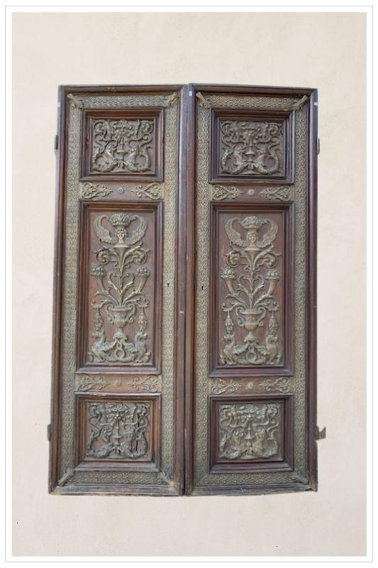 Porta in legno e bronzo